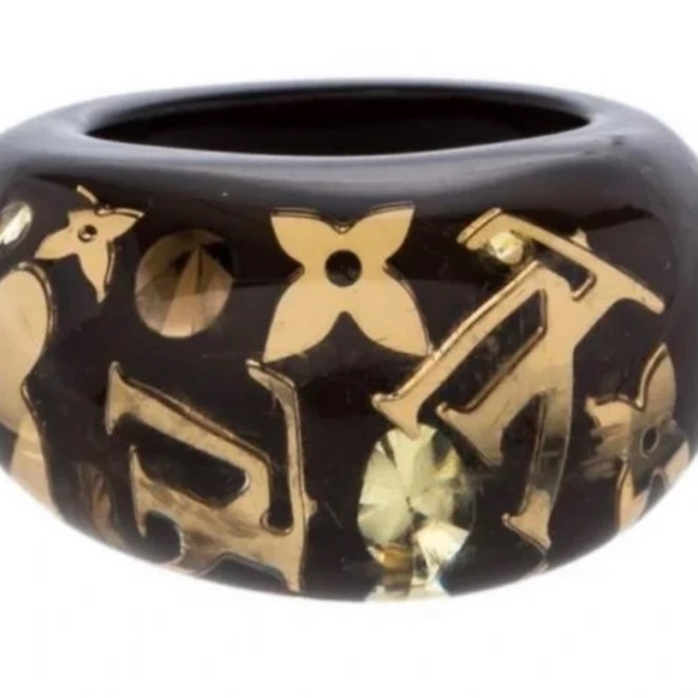 LOUIS VUITTON BLACK Resin Monogram Inclusion Ring
Louis Vuitton